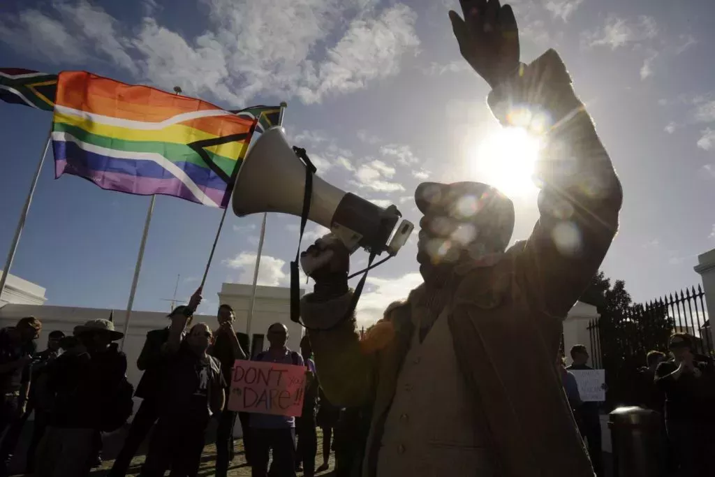 Tres personas declaradas culpables de violar en grupo a un hombre gay en un veredicto histórico para Sudáfrica