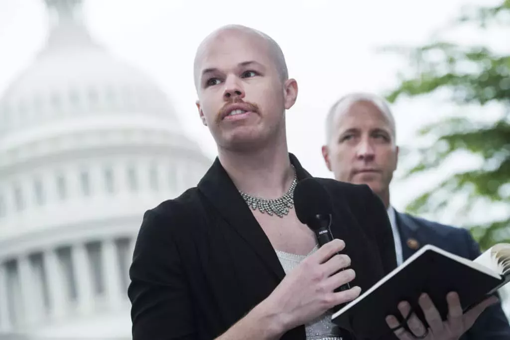 Un brillante experto nuclear en género fluido y activista LGBT+ consigue un puesto crucial en la administración de Biden