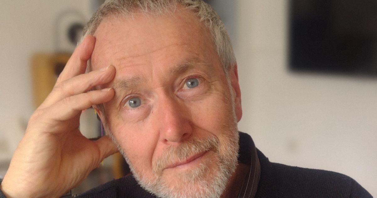 Un hombre explica como funciona la terapia de conversión