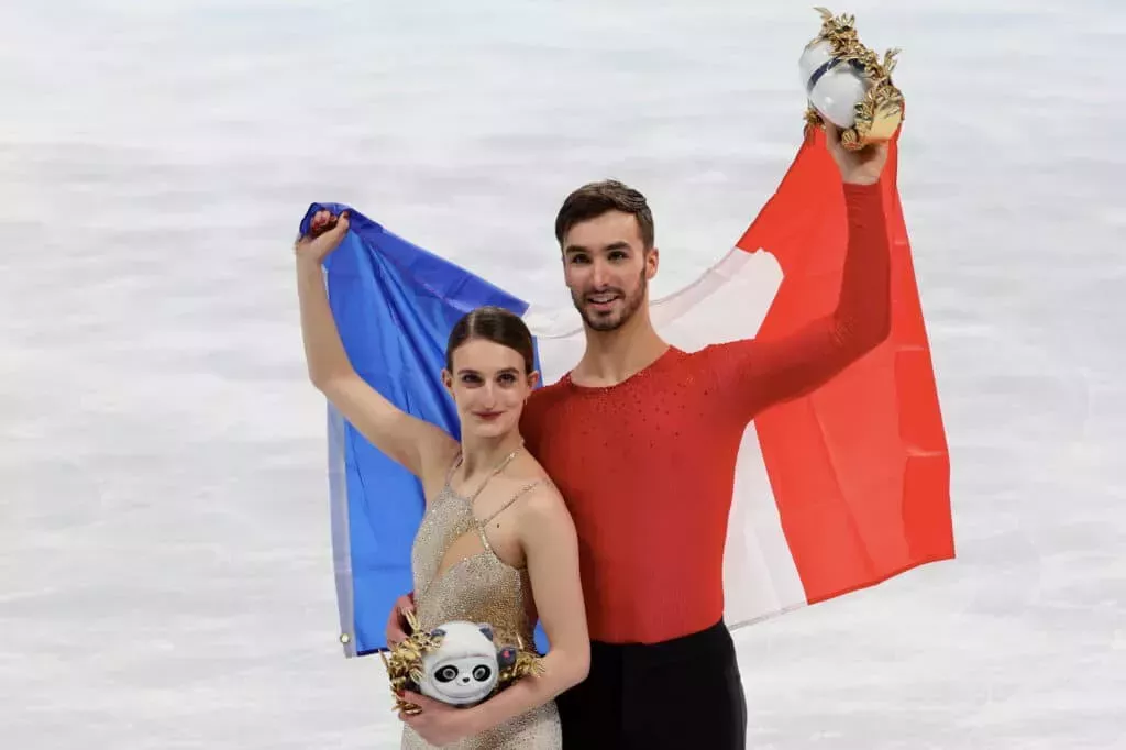 Una rutina de patinaje artístico de una belleza impresionante gana el segundo oro olímpico para el equipo LGBT+
