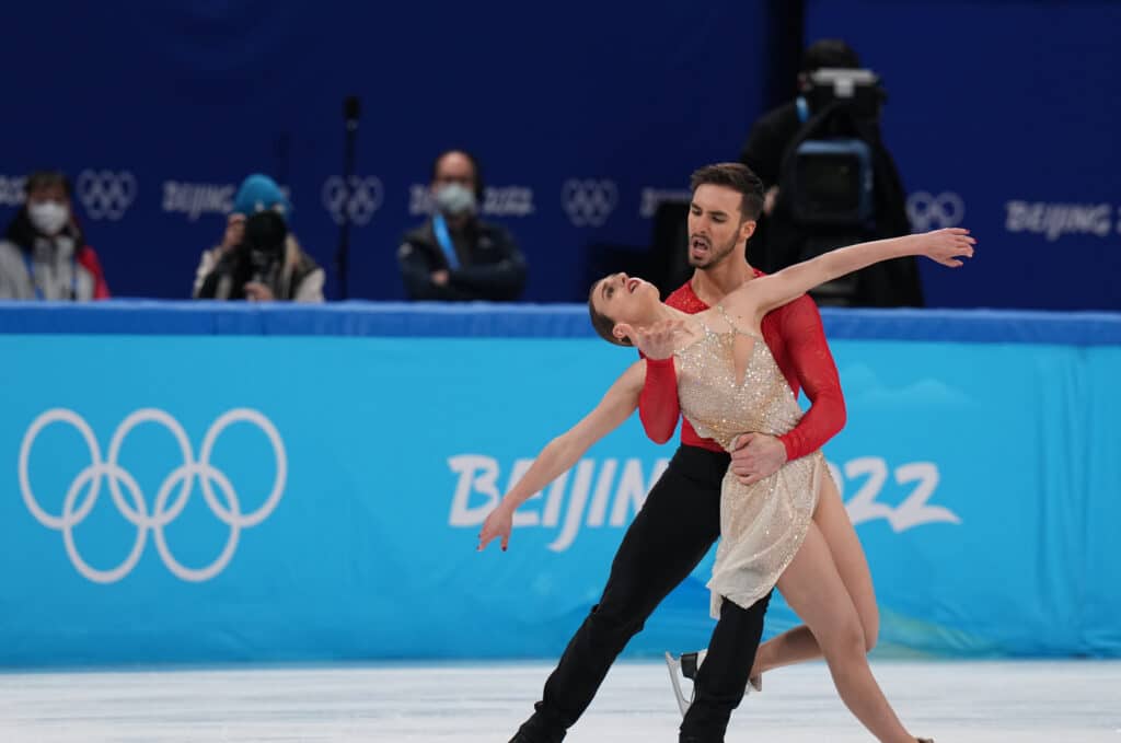 La pareja de patinadores franceses ganan la medalla de oro en los JJOO de invierno