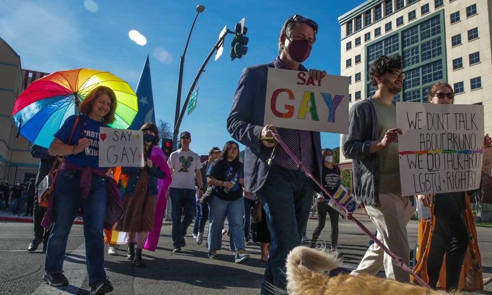 Disney promete ayudar a derogar la ley "No digas gay"