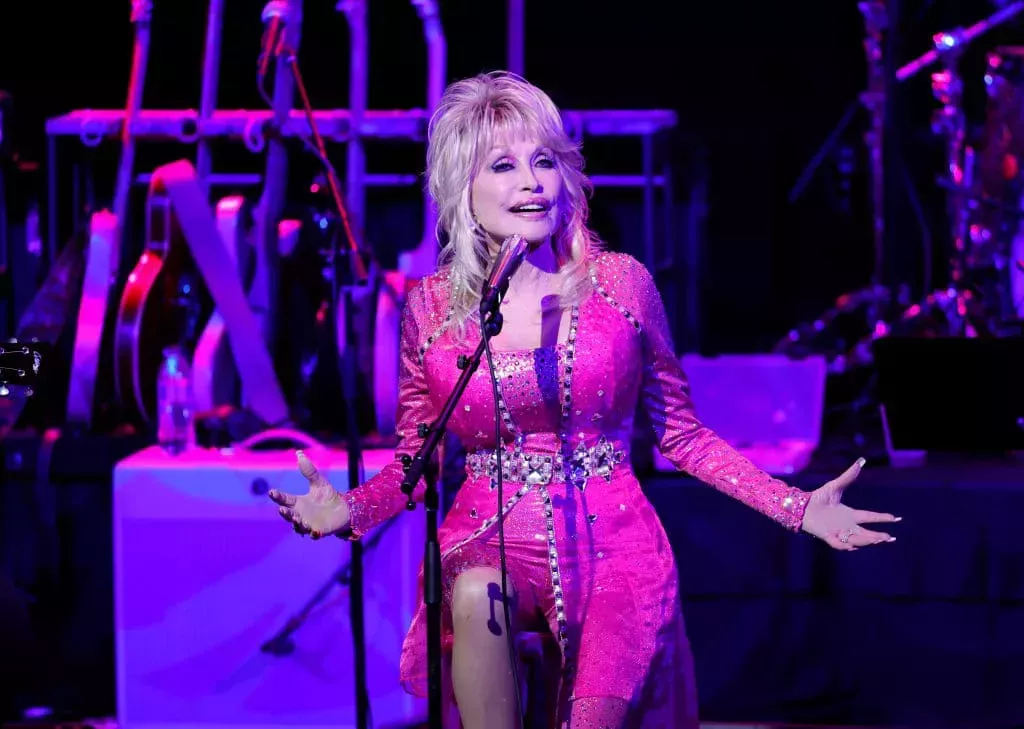 Dolly Parton protagonizará la versión cinematográfica de su novela 'Run, Rose, Run' porque no hay nada que no pueda hacer