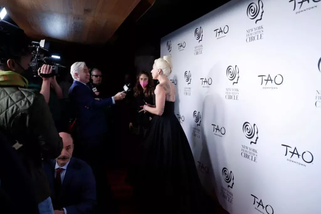 El épico y emotivo discurso de Lady Gaga en los premios House of Gucci NYFCC es una obra de arte