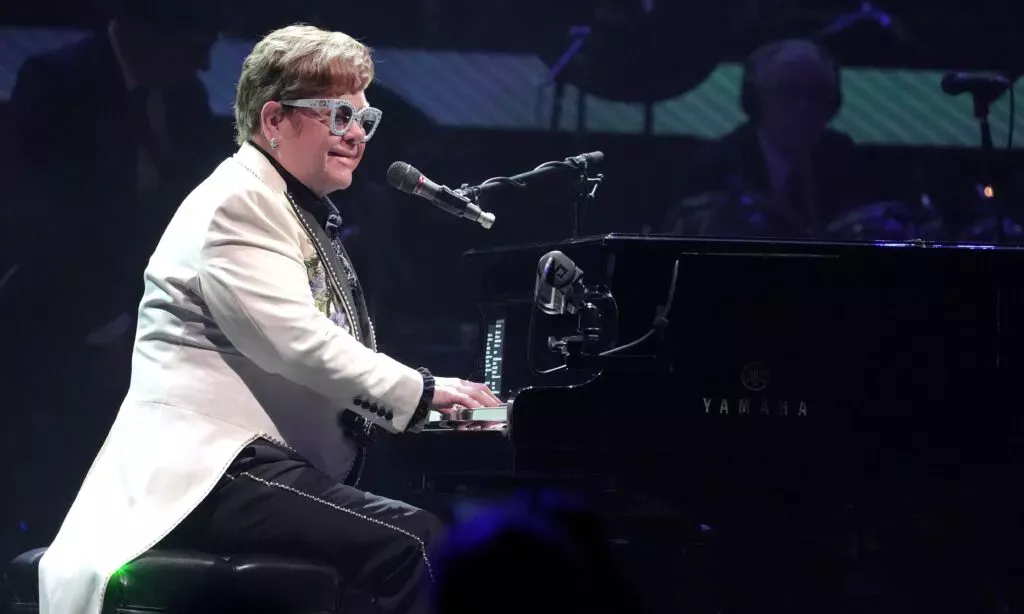 Elton John tiene el corazón roto porque Lady Gaga, Billy Porter y Brandi Carlile le sustituyen en la fiesta de los Oscars