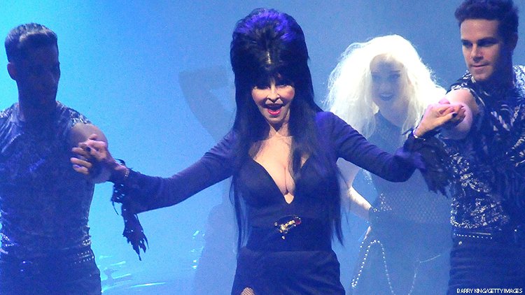 Cassandra Peterson conocida como Elvira presenta su próximo proyecto