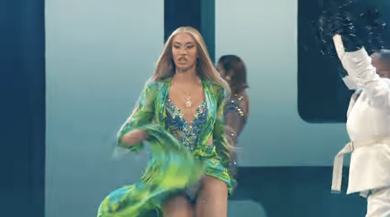 Jennifer López se burla con una épica actuación en iHeartRadio protagonizada por los iconos de Drag Race y Billy Porter