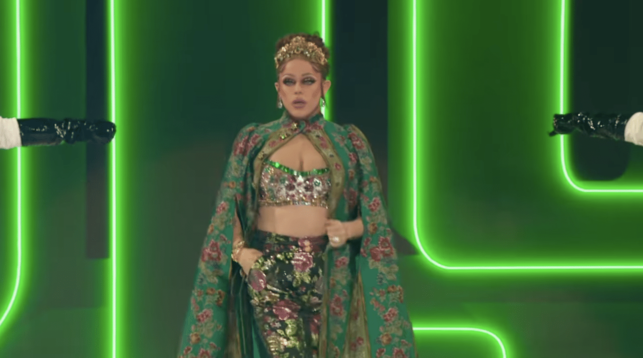 Jennifer López se burla con una épica actuación en iHeartRadio protagonizada por los iconos de Drag Race y Billy Porter