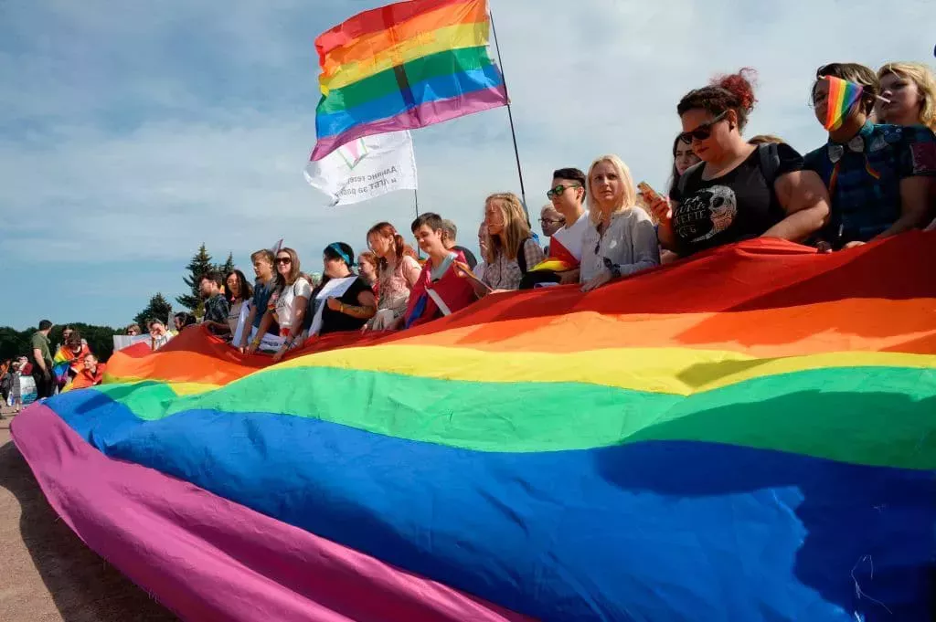 Los rusos LGBT+ viven atemorizados por el próximo movimiento mortal de Putin, pero huir no es tan fácil