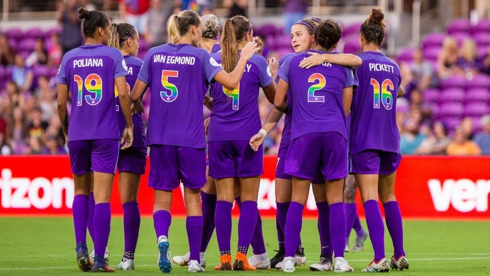 El equipo de fútbol femenino se disculpa por prohibir un cartel con la palabra gay