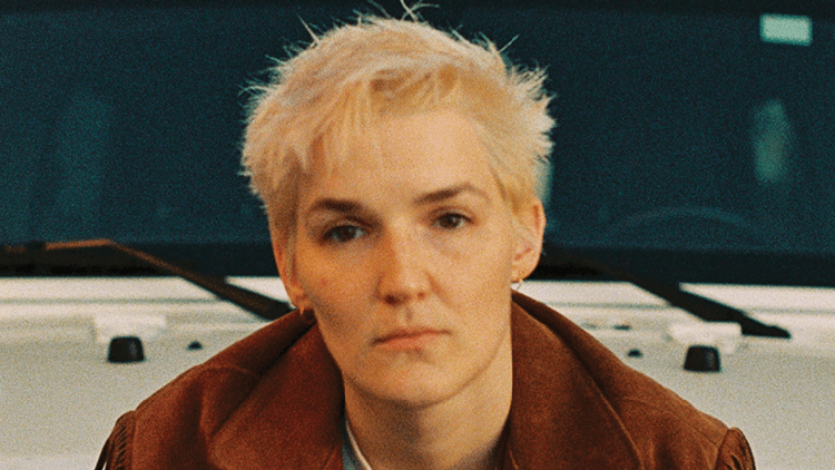 Esta cantante cristiana queer nos sorprende con su música