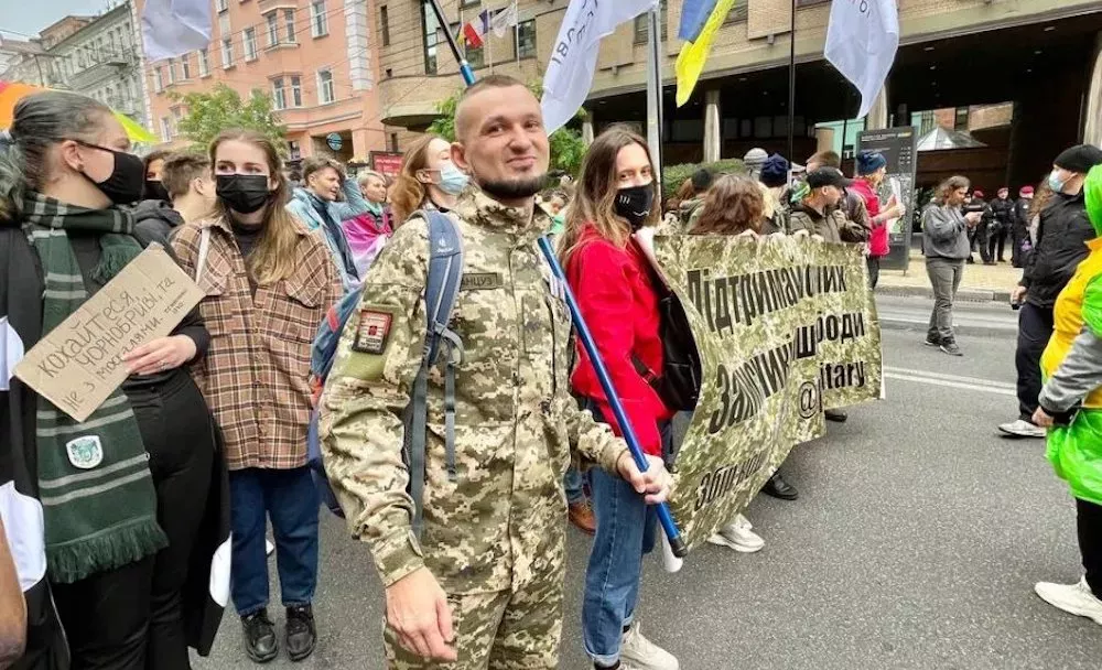 Soldados rusos capturados tras ser encontrados escondidos en un sótano por activistas LGBT+ de Ucrania
