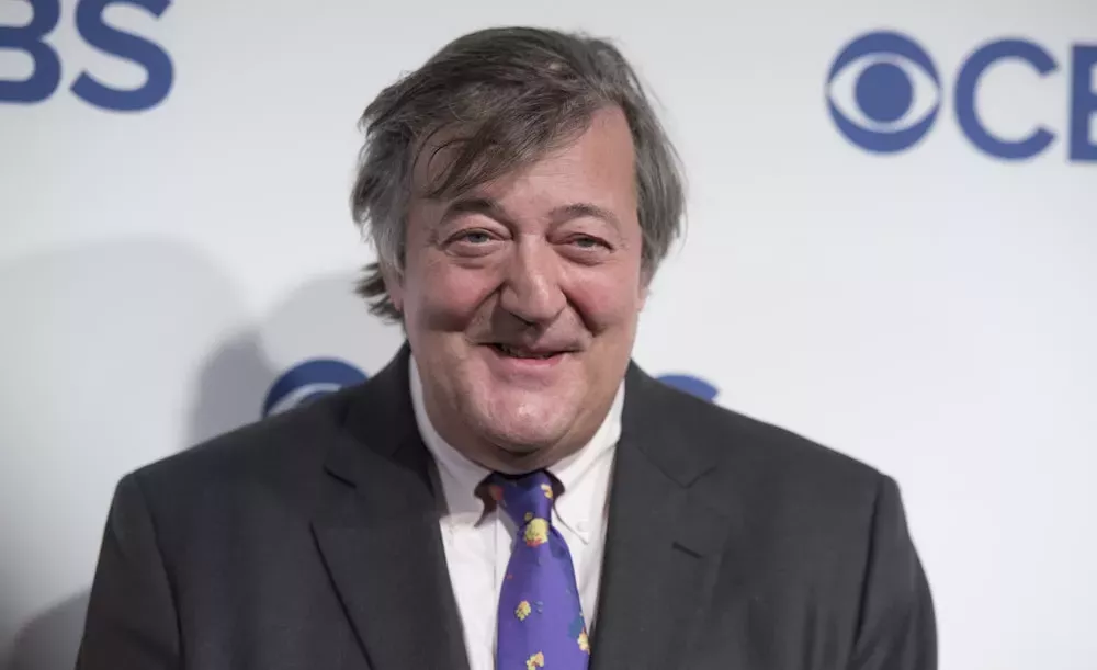 Stephen Fry se sincera sobre el aterrador ataque homófobo de un 