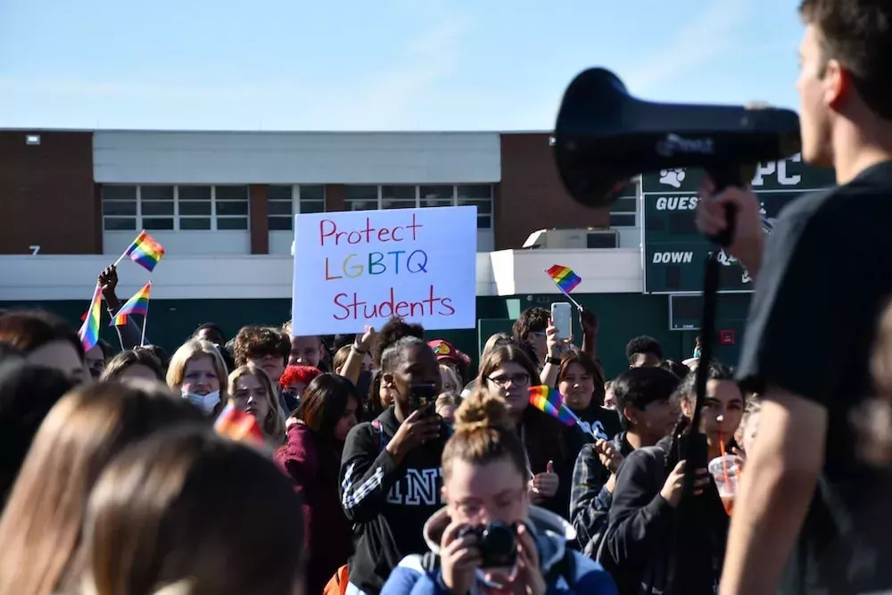 Suspenden a un estudiante de Florida por repartir banderas del Orgullo en una protesta contra el cruel proyecto de ley 