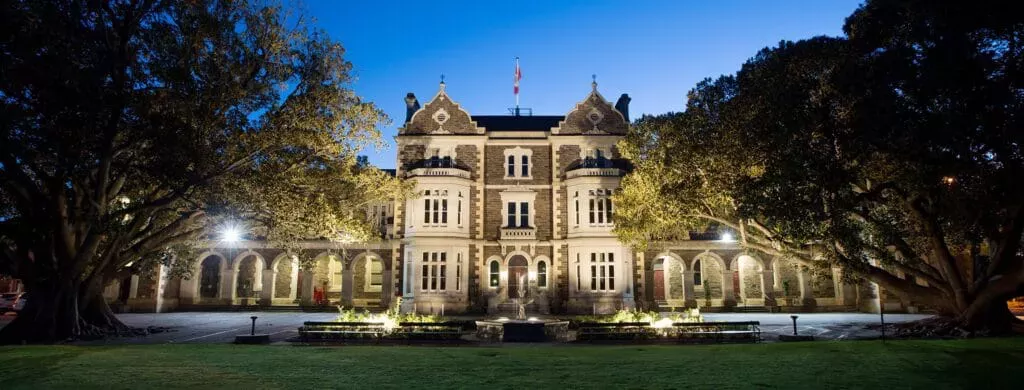 Un colegio masculino recibe con los brazos abiertos a una