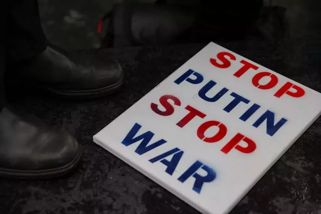 Un grupo LGBT+ huye de Rusia en medio de las redadas policiales contra la guerra: 