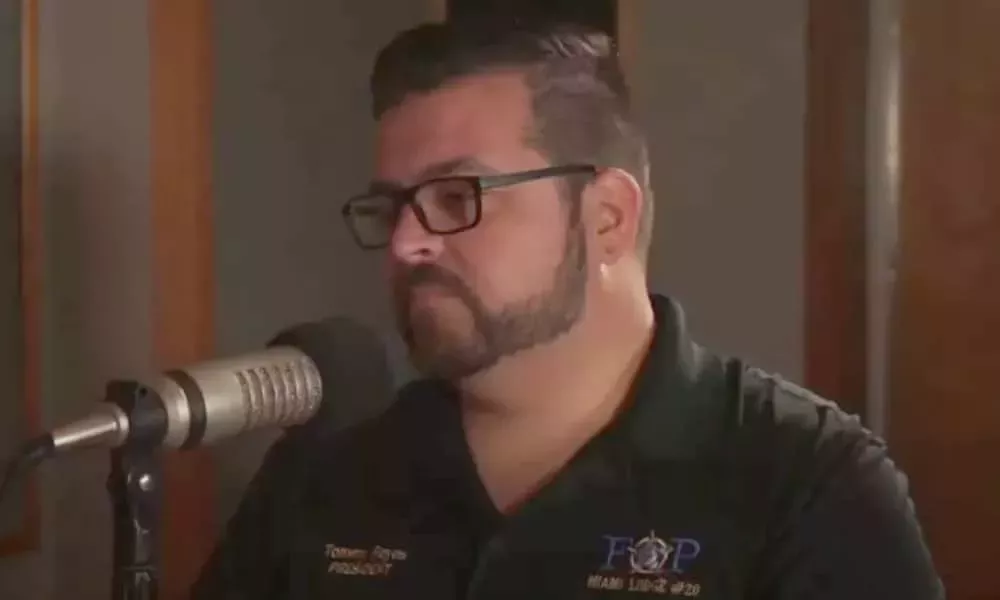 Un jefe de policía apunta con una pistola a una cita de Grindr después de que su relación saliera mal: