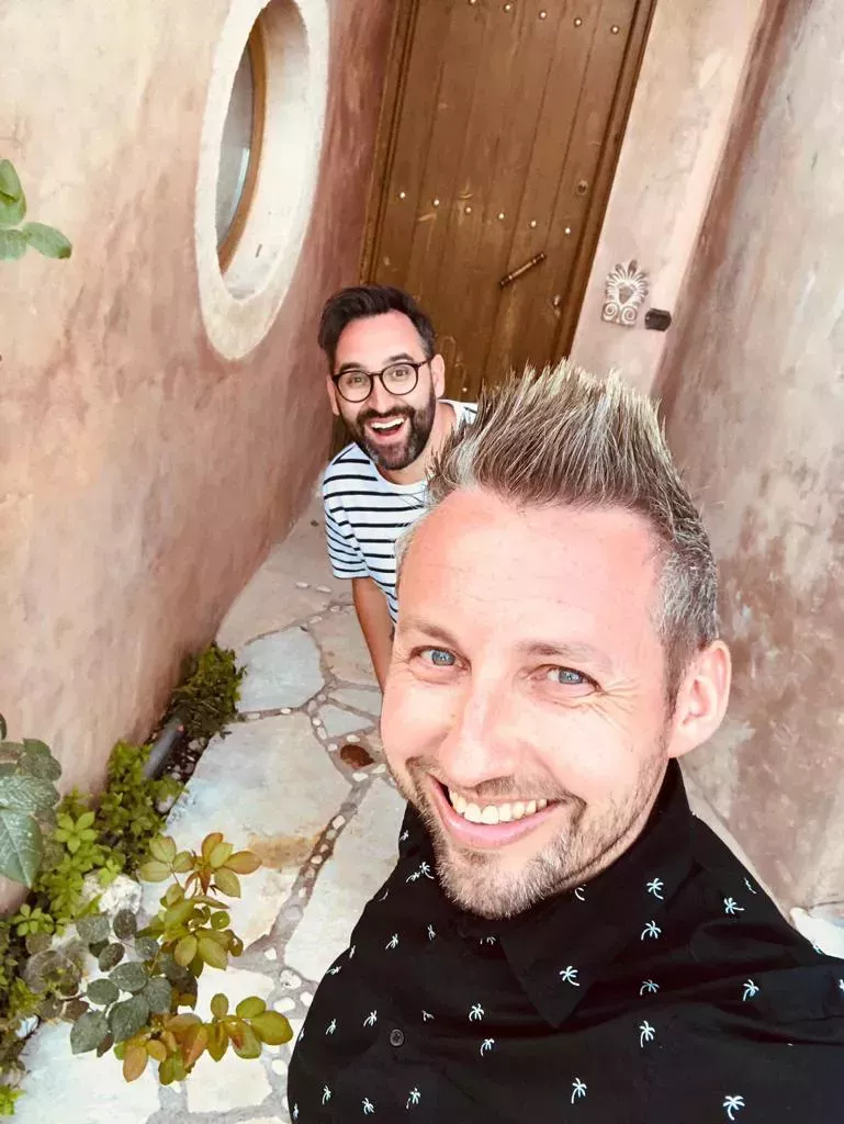 Un padre gay explica la sencilla verdad de ser un cuidador de acogida: 'Es duro, pero me siento afortunado'