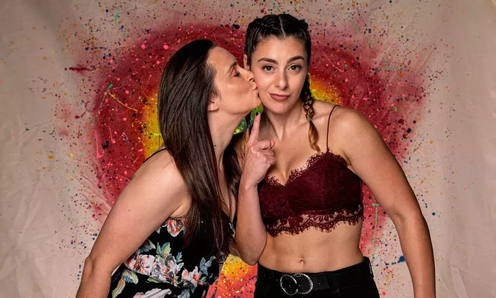 Una pareja de luchadores queer de la vida real cuenta cómo su amor floreció a través de las batallas en el ring