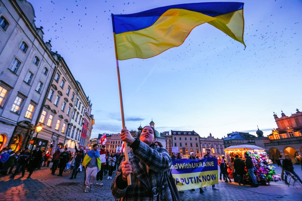 Activistas polacos ayudan a los ucranianos LGBT+ a huir de la guerra