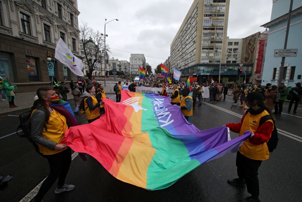 Valientes ucranianos LGBT+ toman las armas para unirse a la lucha civil contra Rusia