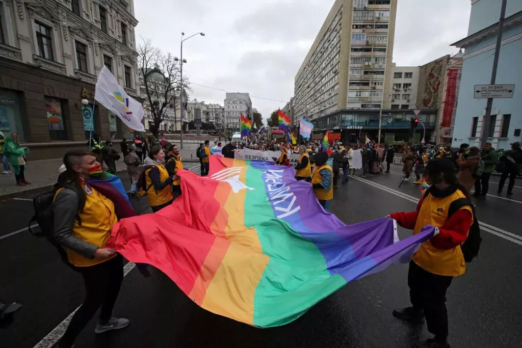 Valientes ucranianos LGBT+ toman las armas para unirse a la lucha civil contra Rusia