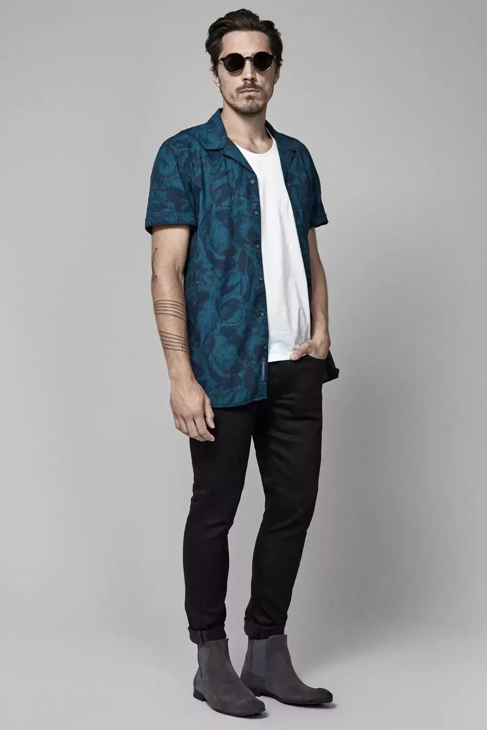 6 conjuntos de vaqueros negros que todos los hombres deberían dominar