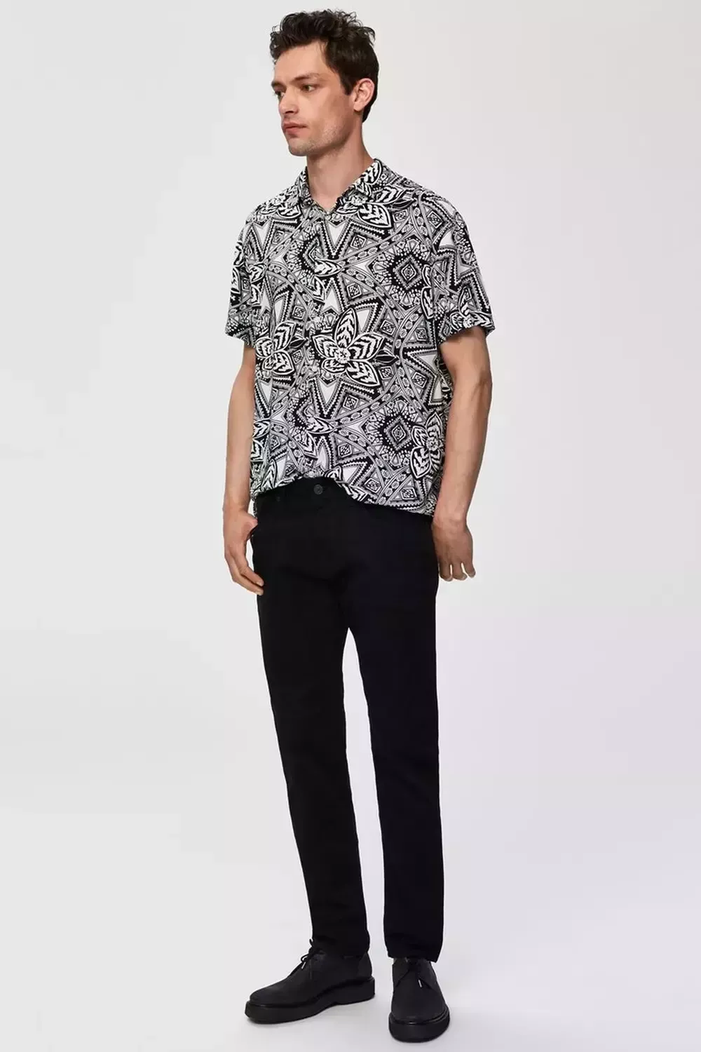 6 conjuntos de vaqueros negros que todos los hombres deberían dominar