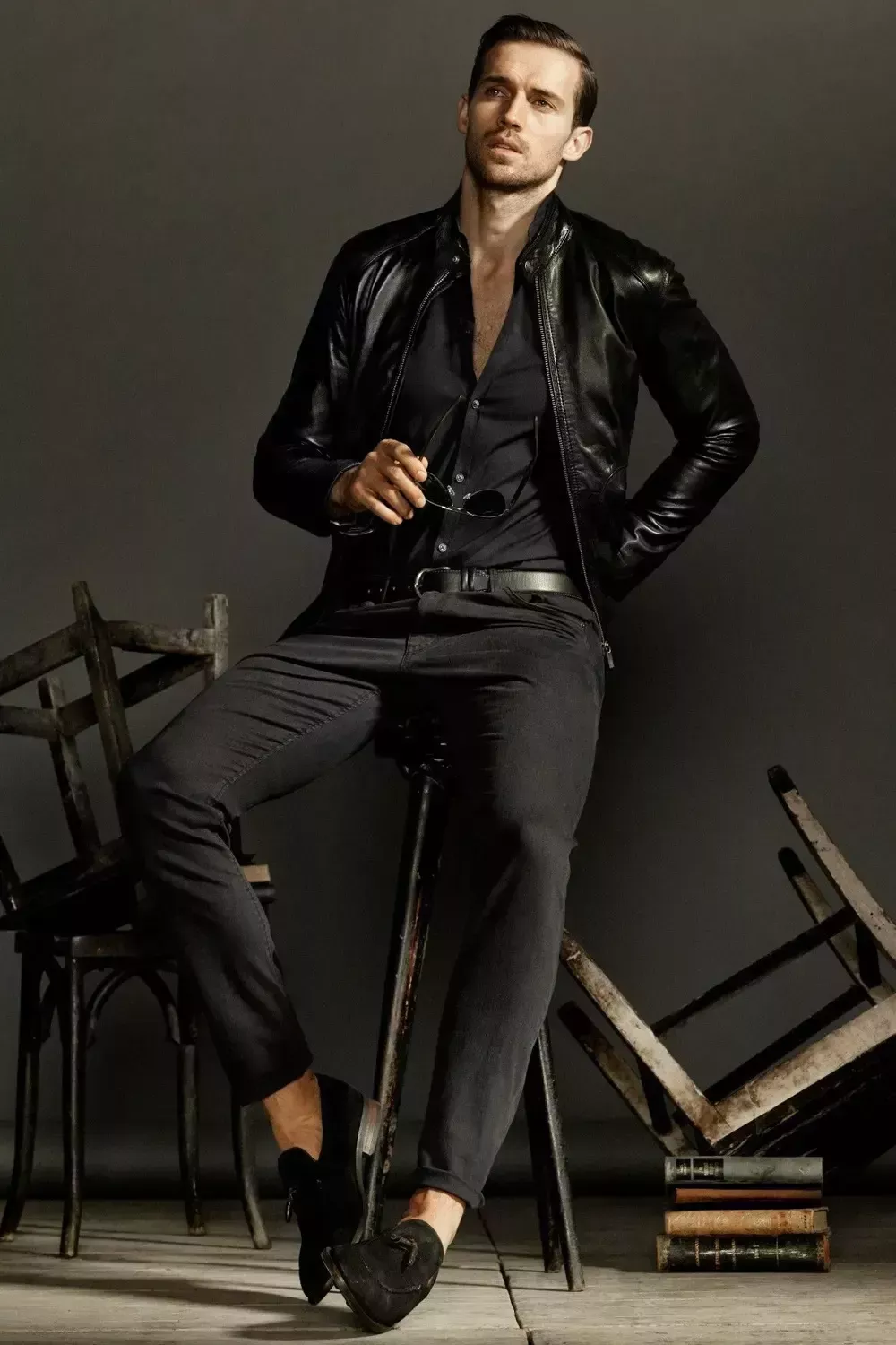 6 conjuntos de vaqueros negros que todos los hombres deberían dominar