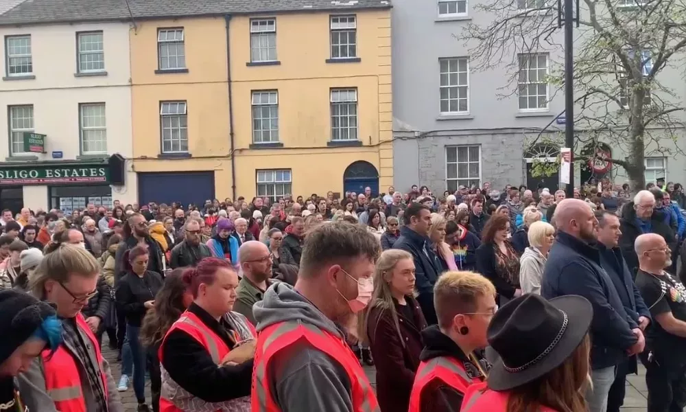 Cientos de personas se reúnen en Sligo para honrar a los homosexuales asesinados: 