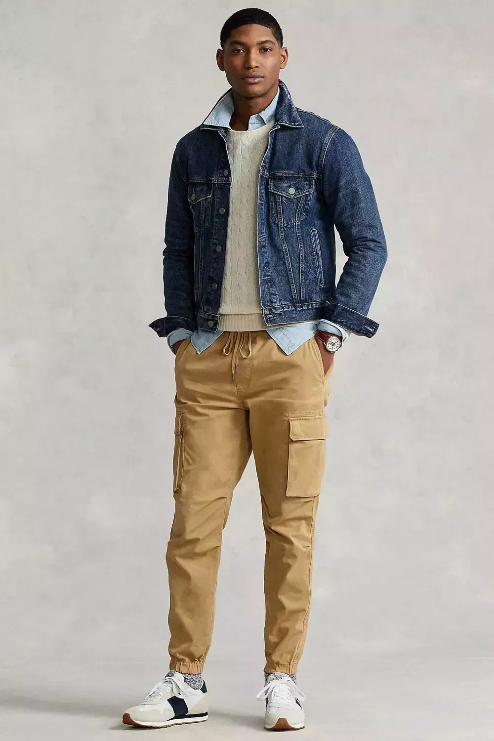 Cómo llevar pantalones cargo: 14 conjuntos con estilo para hombres modernos