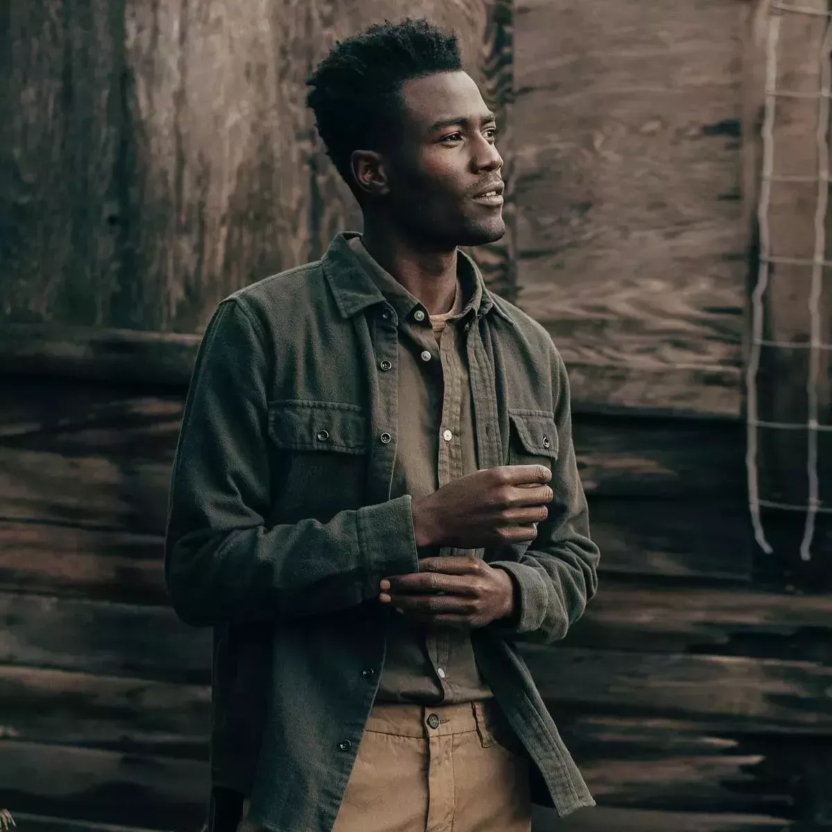 Cómo llevar una camisa de franela: Trajes modernos y con estilo para hombres