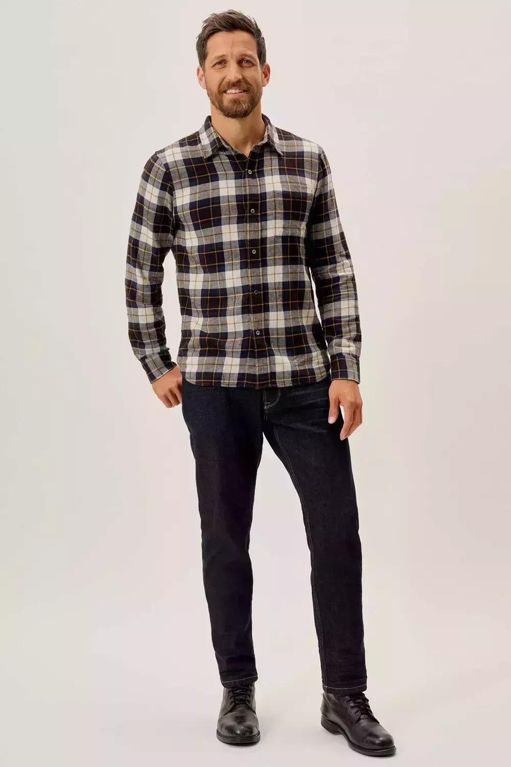 Cómo llevar una camisa de franela: Trajes modernos y con estilo para hombres