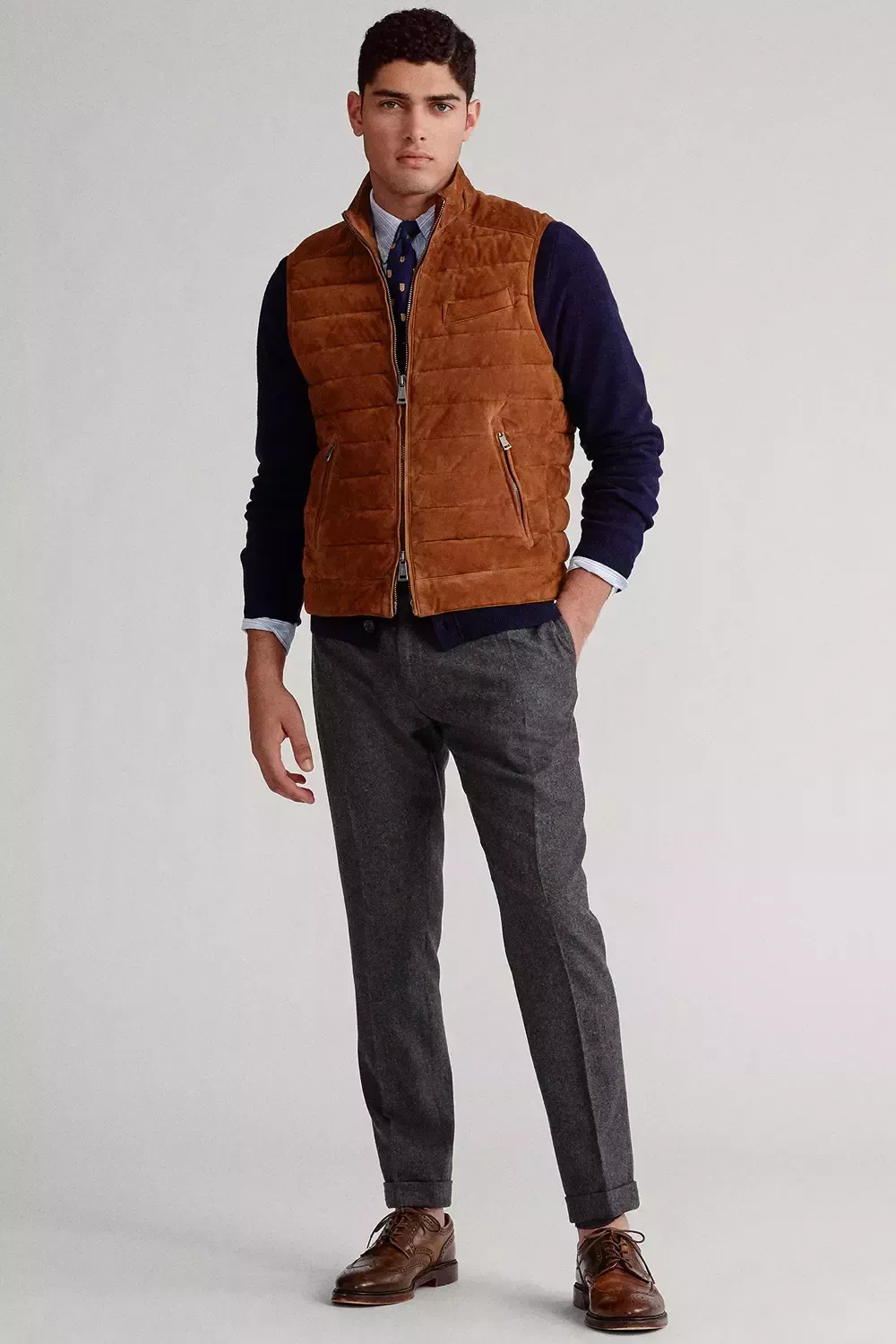 Cómo llevar una chaqueta de ante: 6 sofisticados conjuntos para hombres