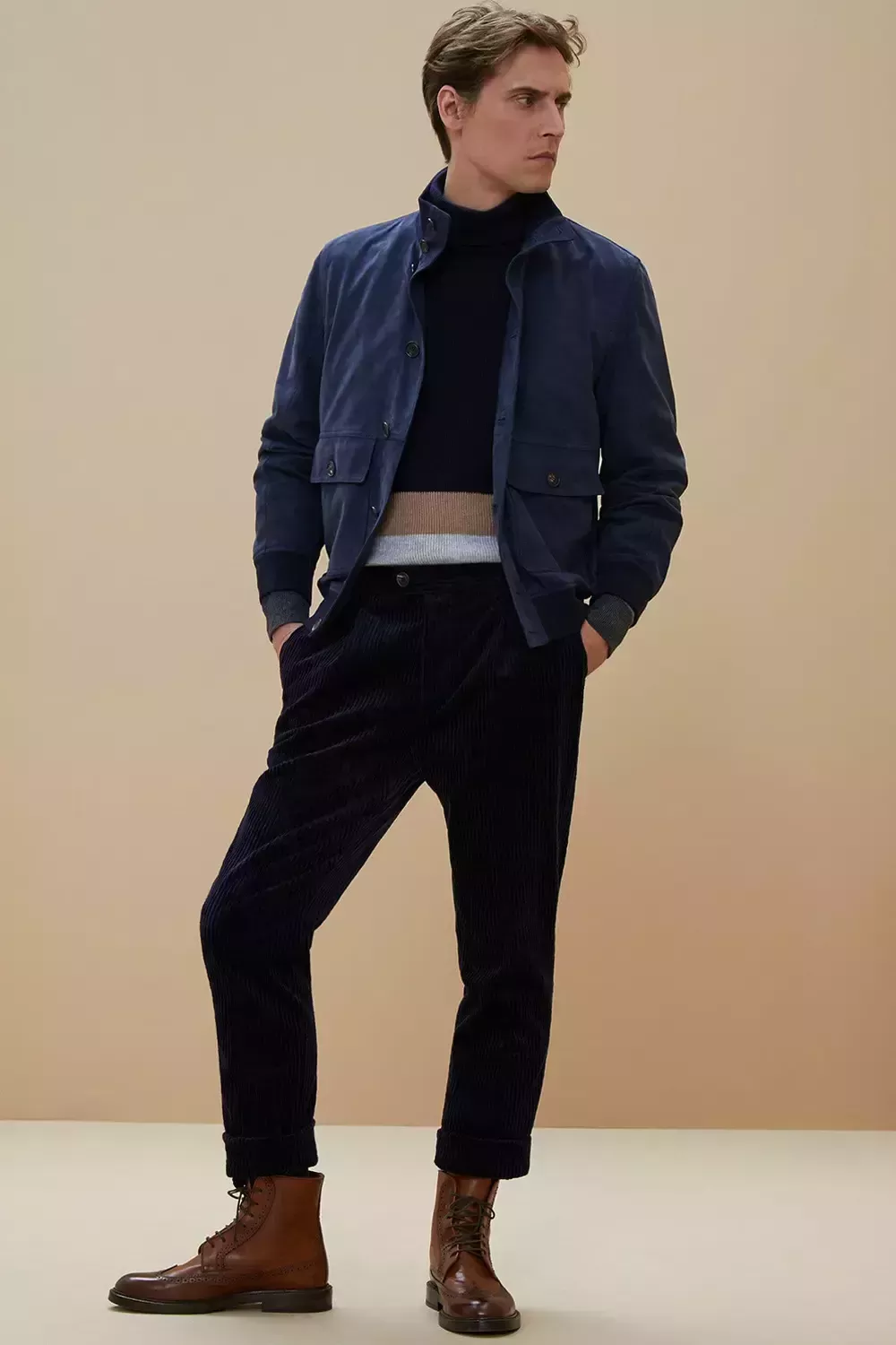 Cómo llevar una chaqueta de ante: 6 sofisticados conjuntos para hombres