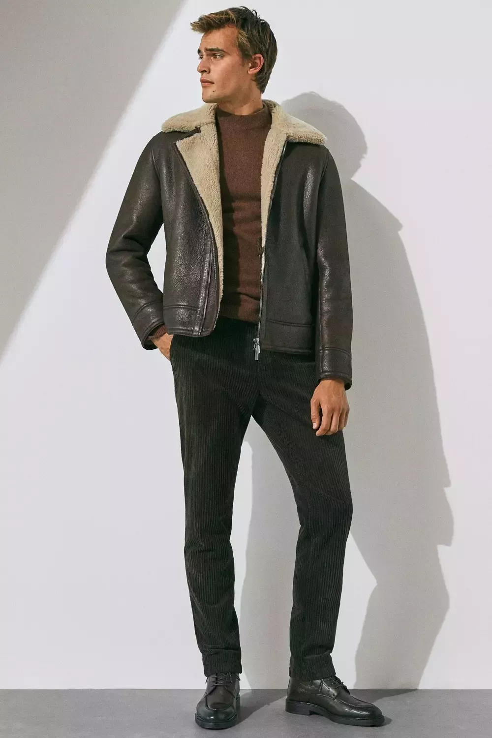 Cómo llevar una chaqueta de cuero: 5 conjuntos elegantes y modernos para hombres