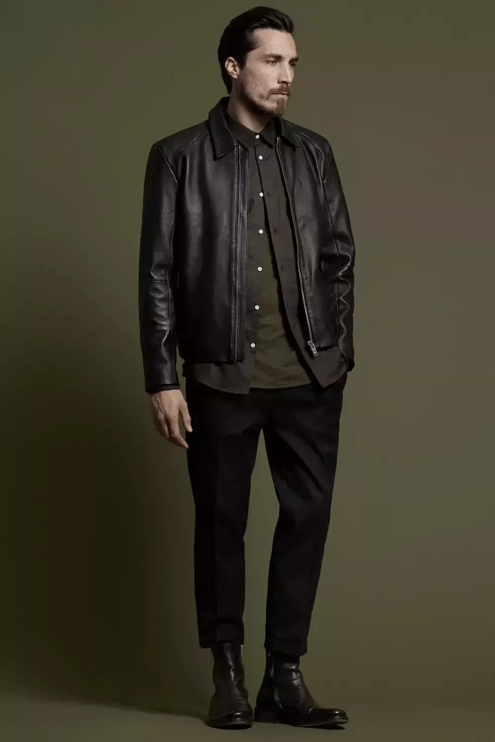 Cómo llevar una chaqueta de cuero: 5 conjuntos elegantes y modernos para hombres