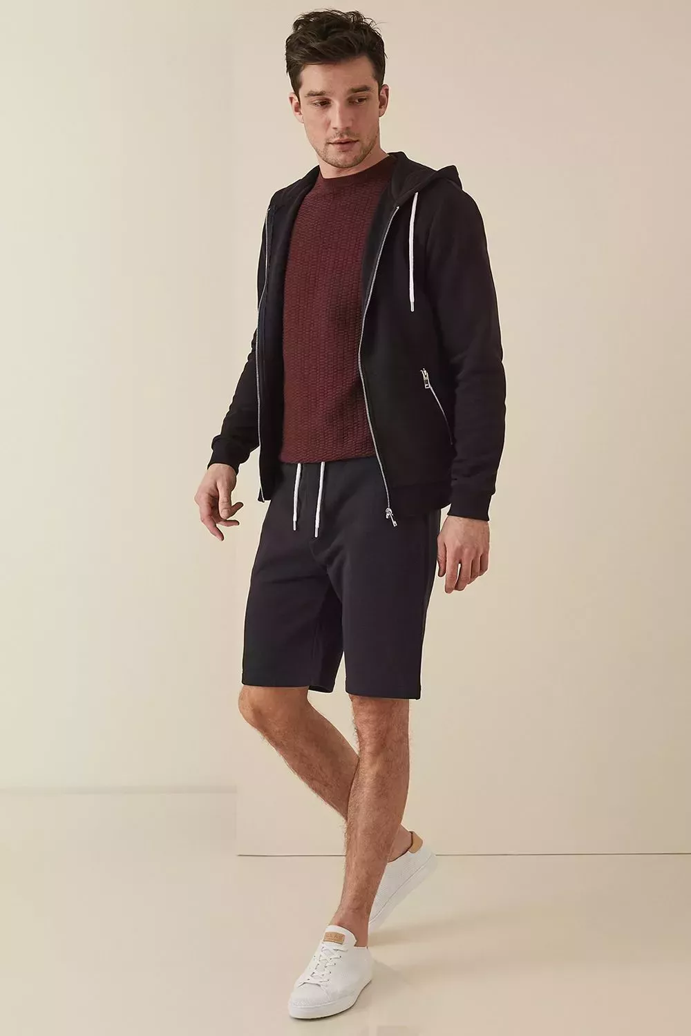 Cómo llevar una sudadera con capucha: 5 conjuntos modernos y con estilo para hombres