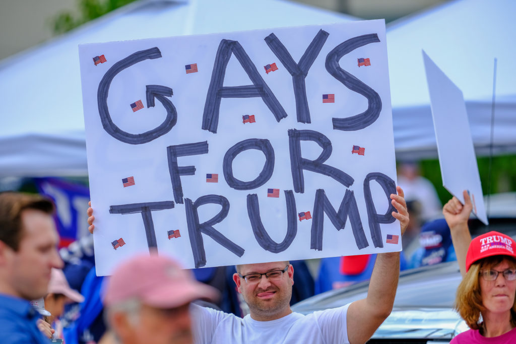 Donald Trump le dice a un seguidor que "no parece gay"