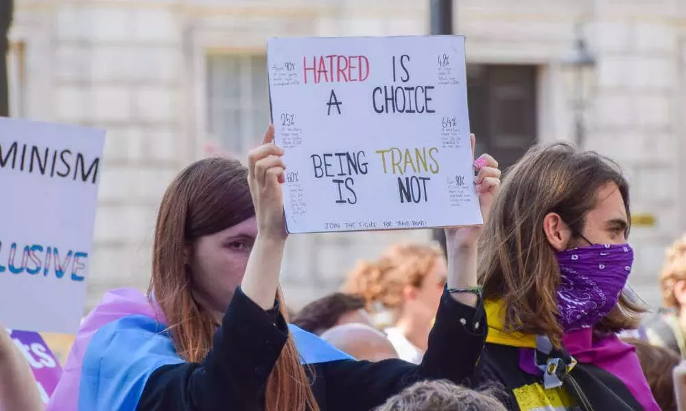 El Departamento de Justicia lanza una dura advertencia a los legisladores estatales sobre los ataques a los derechos de las personas trans