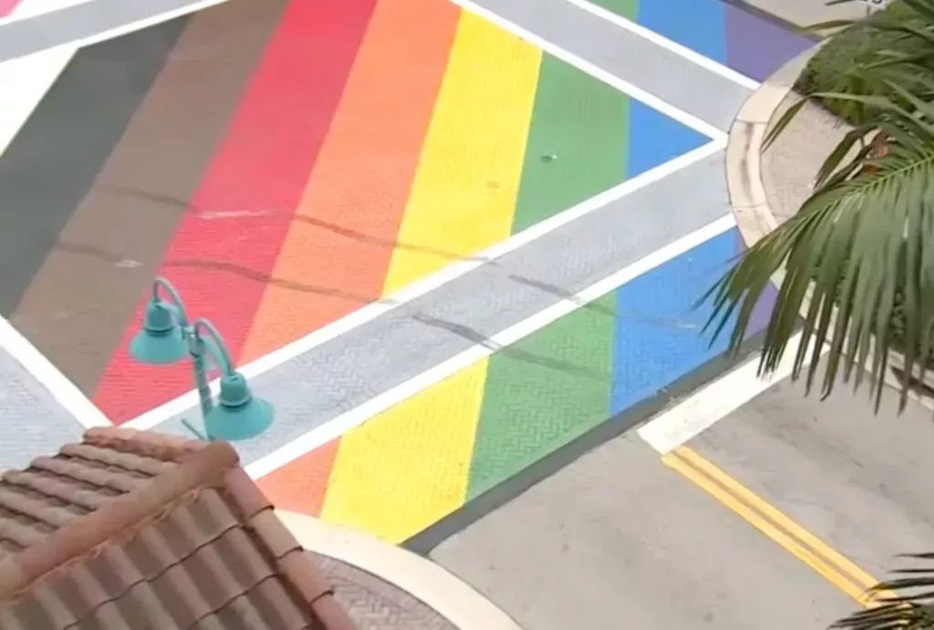 El fanático de Trump que pintarrajeó el mural del Orgullo fue obligado a escribir un ensayo de 25 páginas sobre la masacre del club nocturno Pulse
