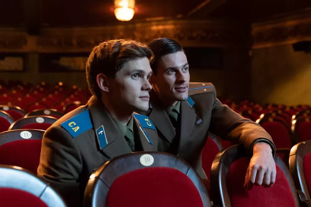 El protagonista de Firebird, Tom Prior, habla de la guerra en Ucrania, del amor prohibido entre maricas y de las escenas de sexo