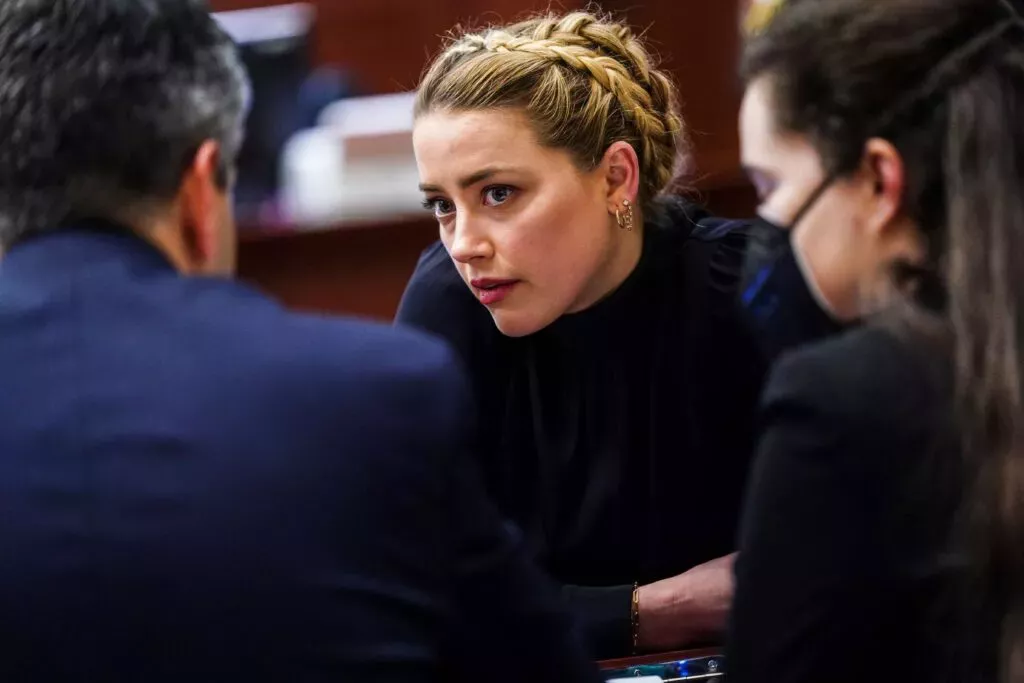 Johnny Depp dice en el juzgado que nunca pegó a Amber Heard y la culpa de haber estancado su carrera