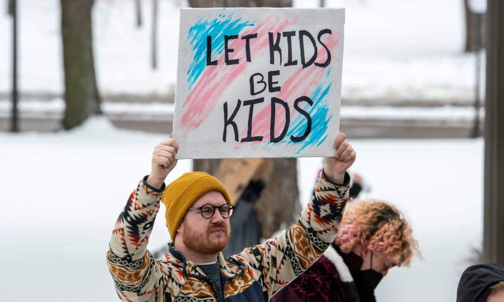 Estas cartas para niños trans les demuestran que su vida es un regalo