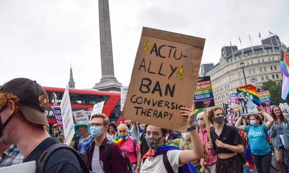 Las personas lesbianas, gays y bisexuales se lo dicen a Boris Johnson con toda claridad: No hay LGB sin la T