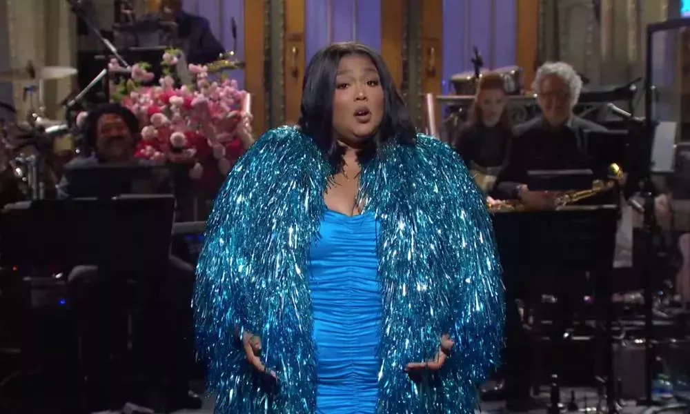 Lizzo bromea sobre los rumores de embarazo de Chris Evans en su debut como presentadora de SNL: 'Se llama manifestar'