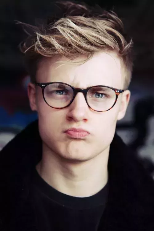 Los mejores peinados rubios para hombres que no te harán parecer un villano de Bond