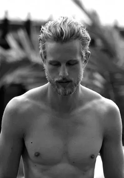 Los mejores peinados rubios para hombres que no te harán parecer un villano de Bond