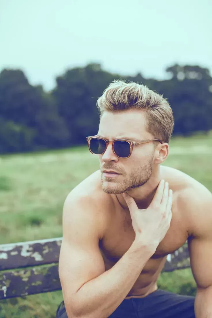 Los mejores peinados rubios para hombres que no te harán parecer un villano de Bond