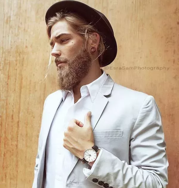 Los mejores peinados rubios para hombres que no te harán parecer un villano de Bond